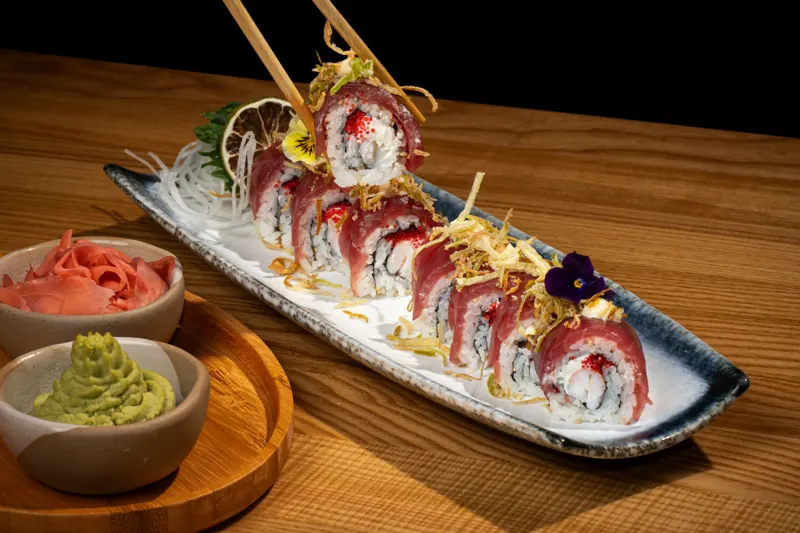 Special rolls de sushi pe platou