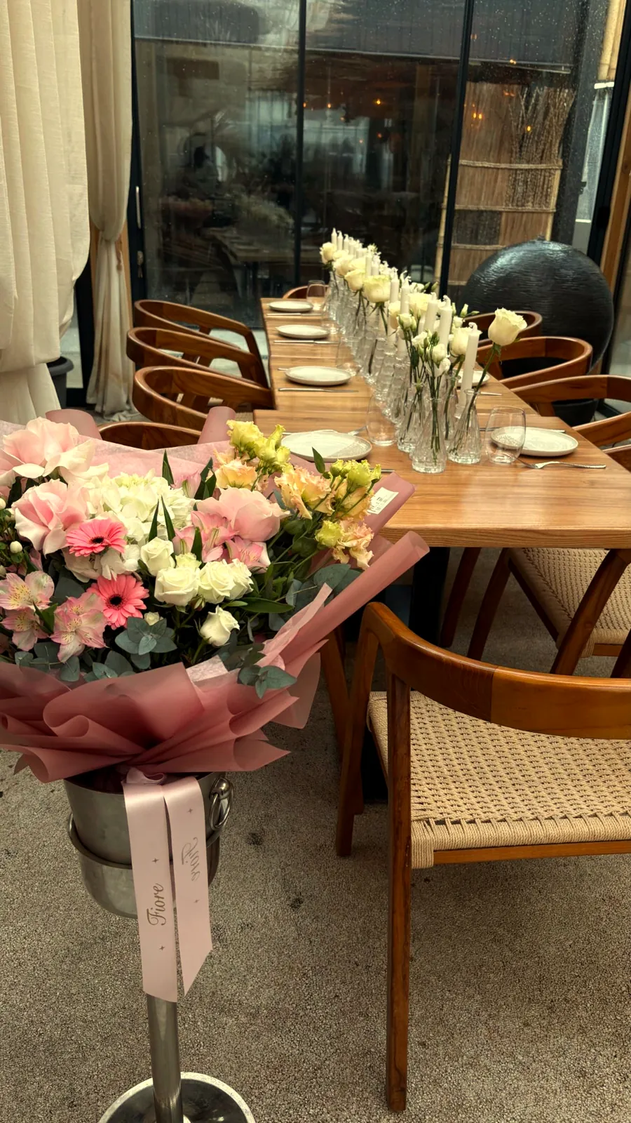 Buchet de flori si masa decorata pentru o aniversare la Komodo Lounge