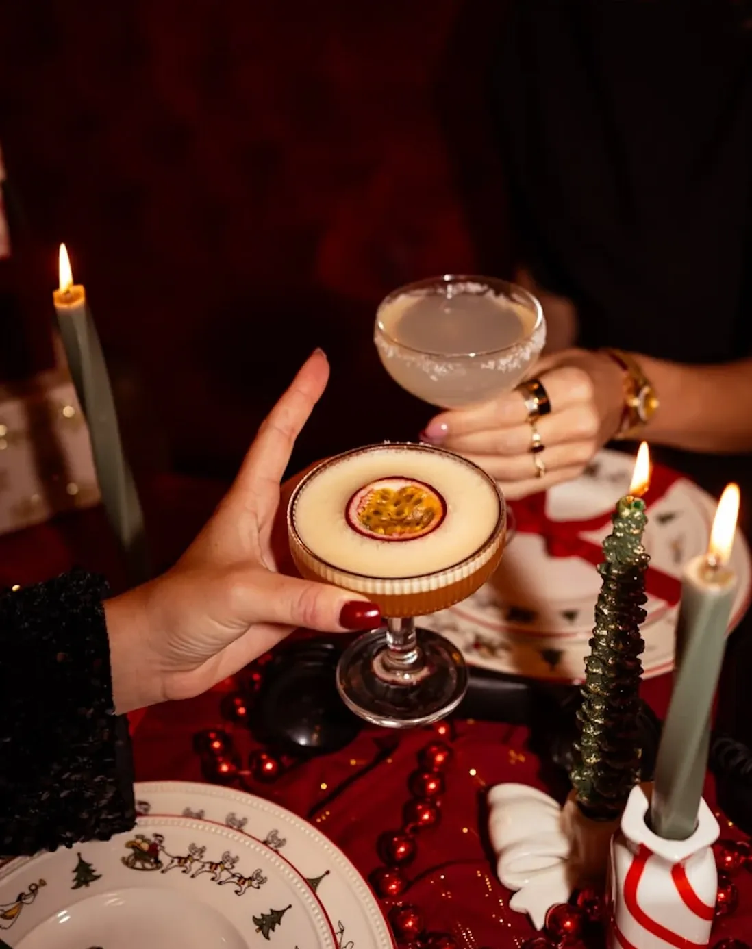 Cocktailuri la o cina de Craciun, cu lumanari si decor festiv