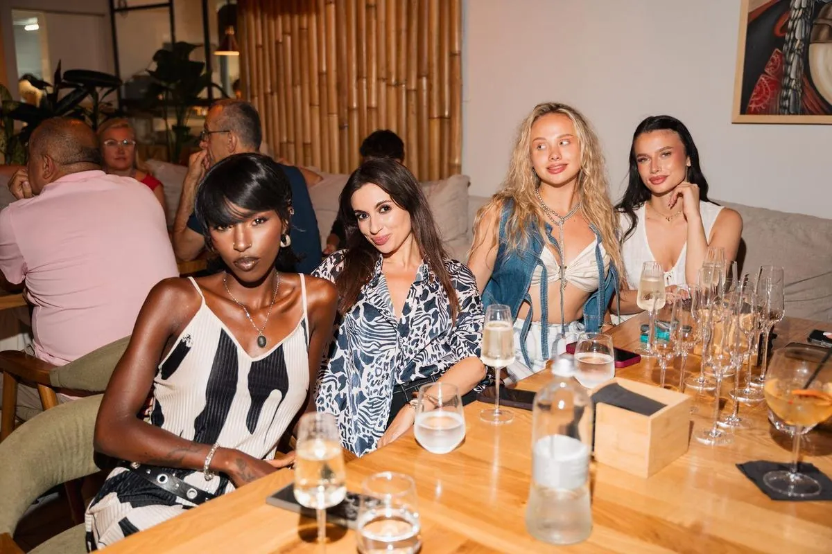 O masa lunga la Komodo Lounge Floreasca intr-o seara de eveniment