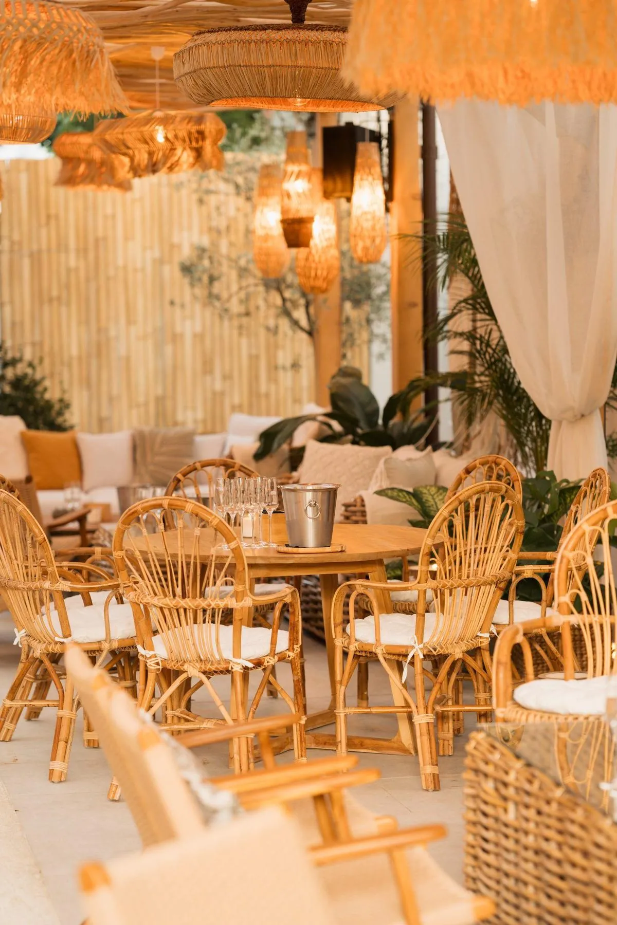 Terasa Komodo Lounge din Floreasca, cu scaune din ratan, lampi impletite si sampanie la gheata