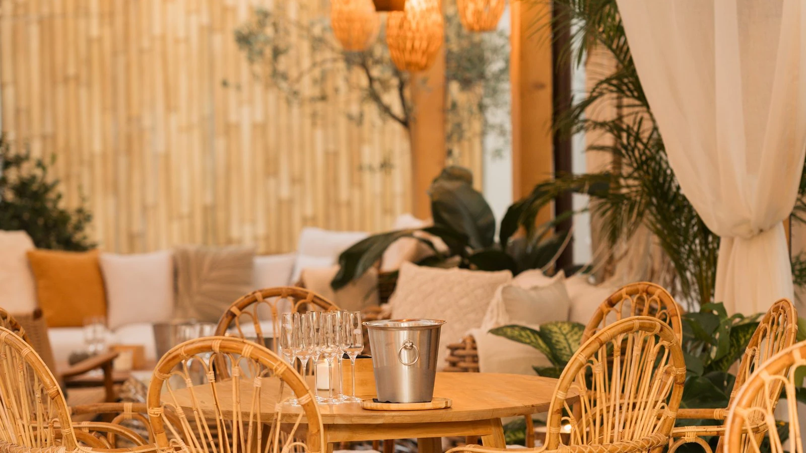 Komodo Lounge Floreasca — mobilier din ratan, lampi impletite si sampanie la gheata