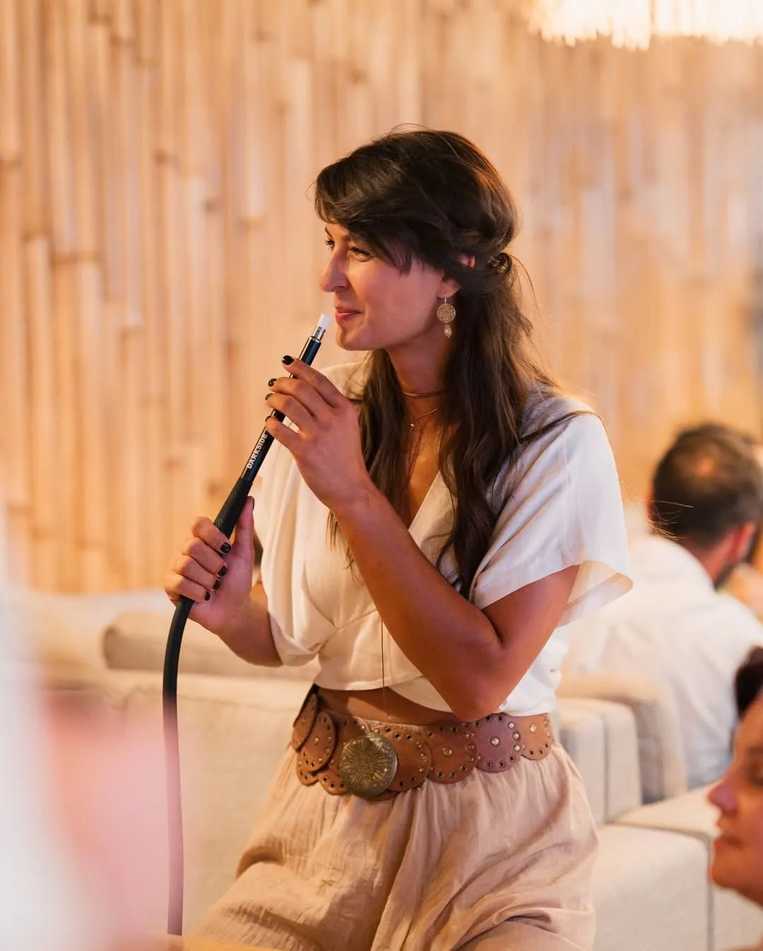 Oaspete savurand shisha la Komodo Lounge