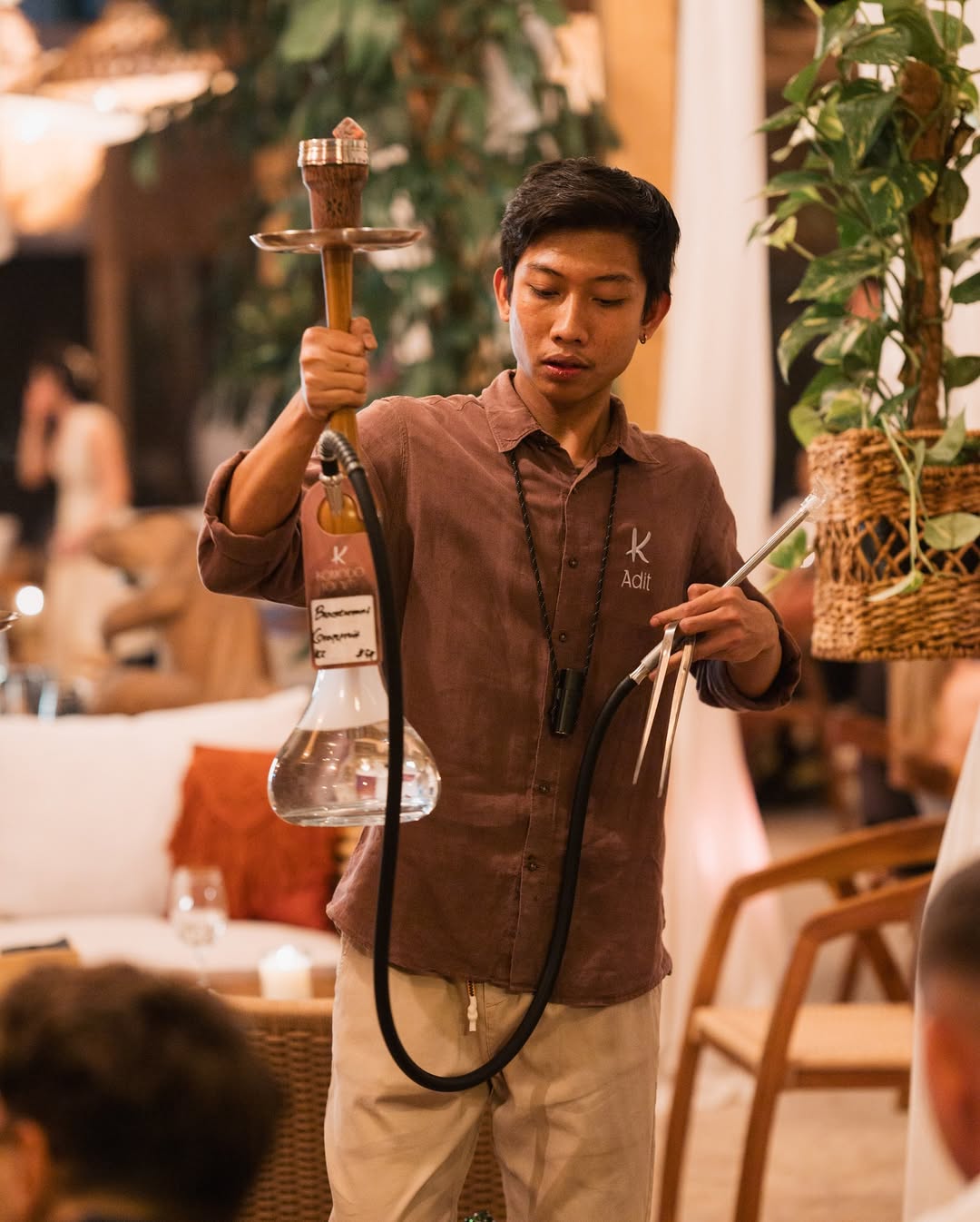 Adit, maestru shisha la Komodo Lounge