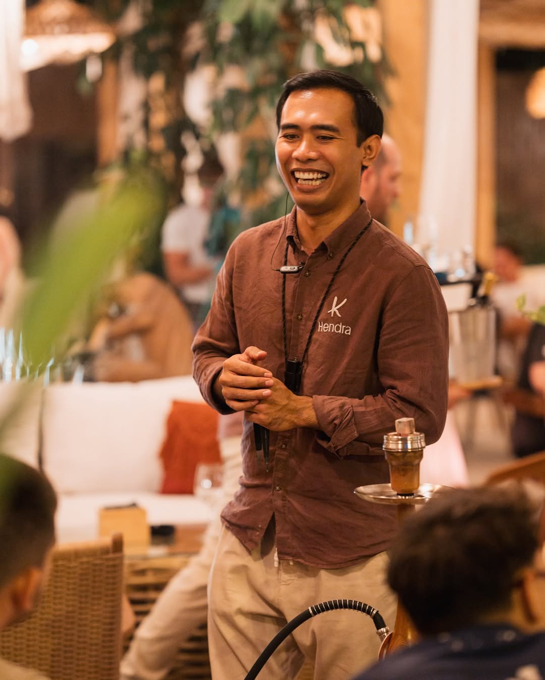 Hendra, maestru shisha la Komodo Lounge