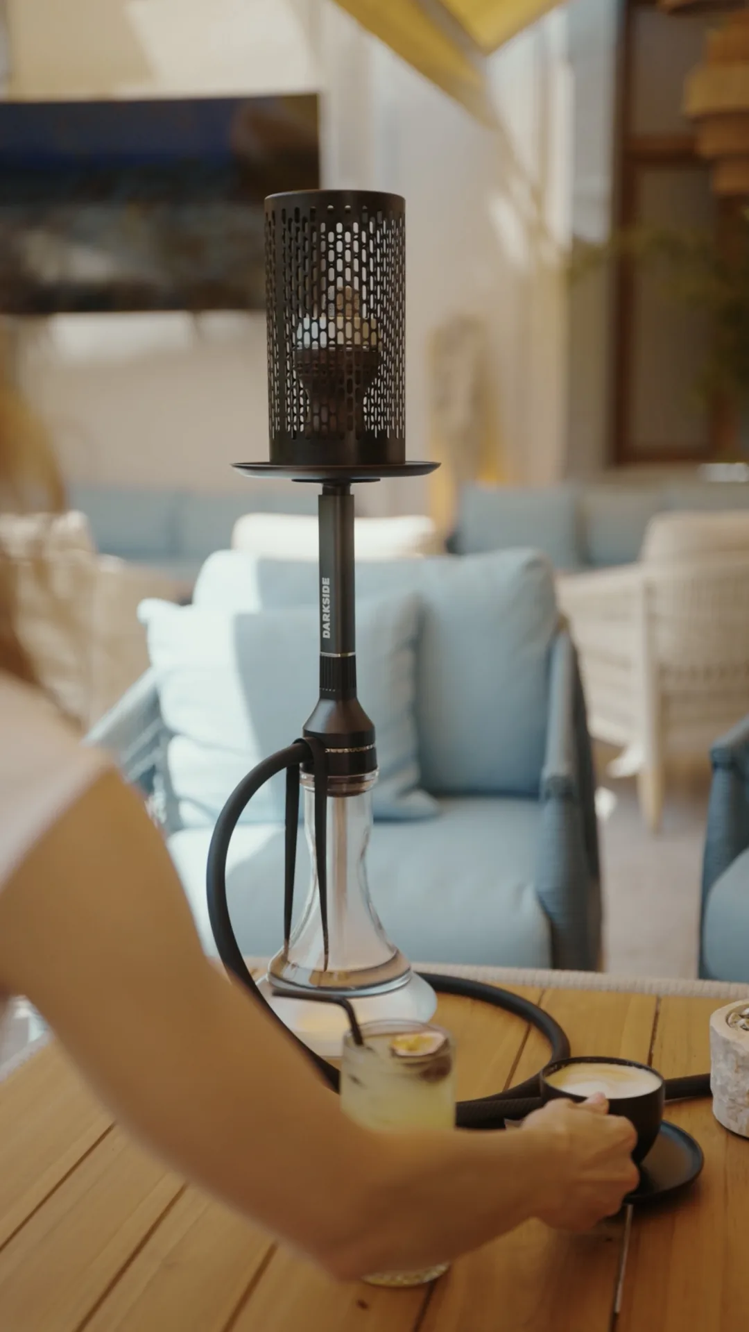 Narghilea premium pregatita la masa, in lounge