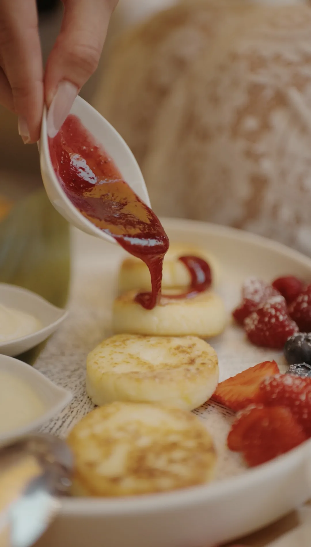Syrniki cu dulceata de fructe de padure si smantana