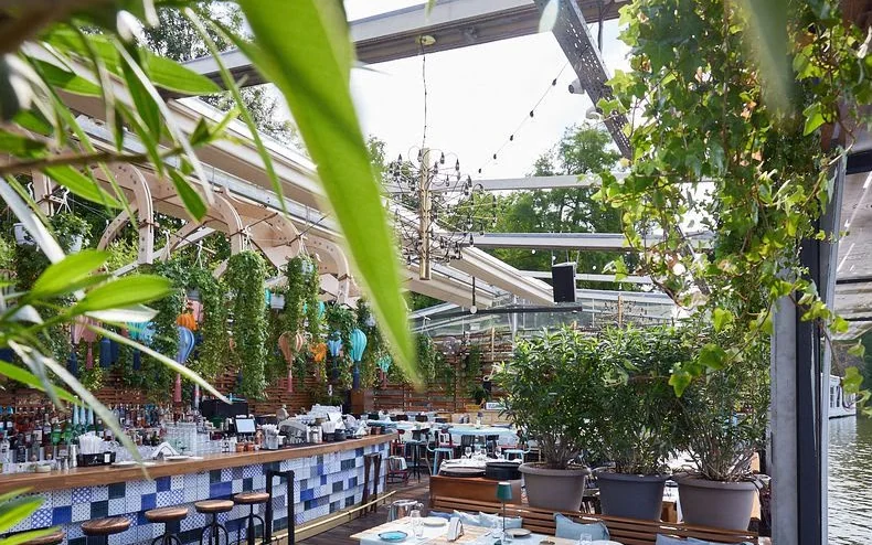 Biutiful by the Lake — terasa acoperita cu bar, pe malul lacului Herastrau