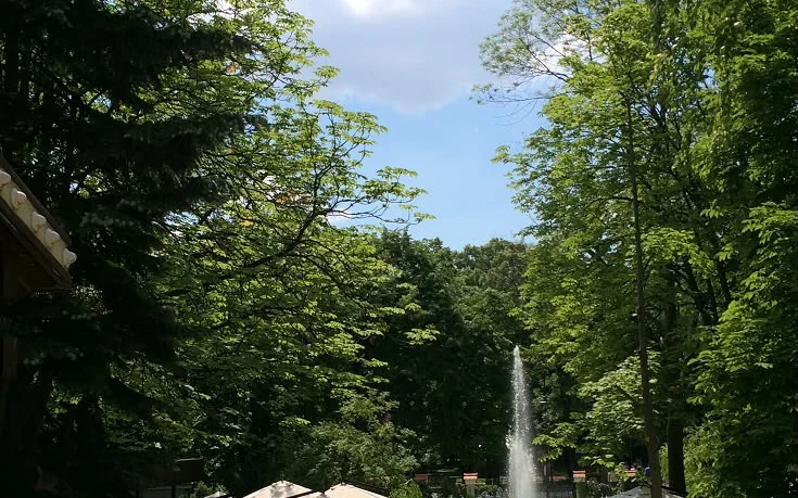Casa Doina — gradina cu fantana arteziana si umbrele albe, pe Kiseleff